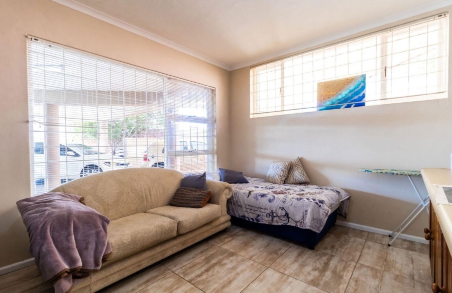8 Bedroom Property for Sale in Middedorp Western Cape